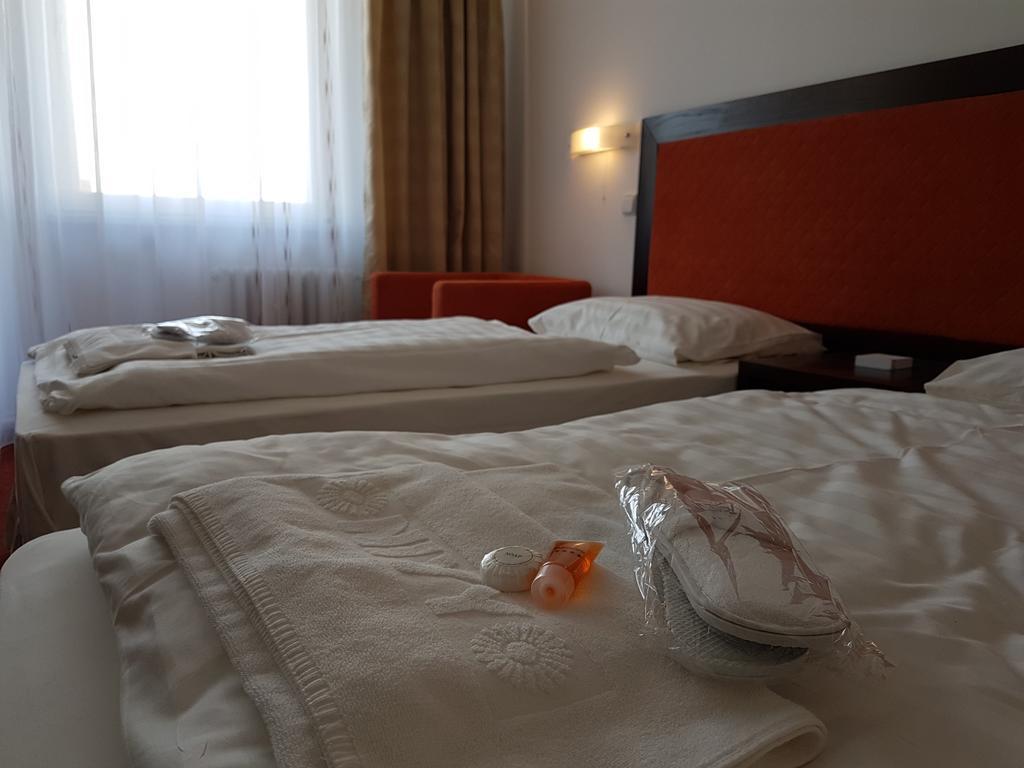 Hotel Nivy Bratislava Buitenkant foto