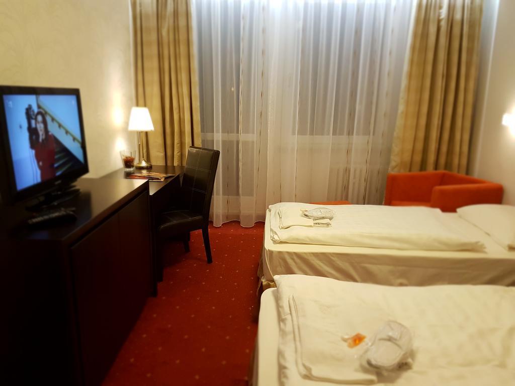 Hotel Nivy Bratislava Buitenkant foto