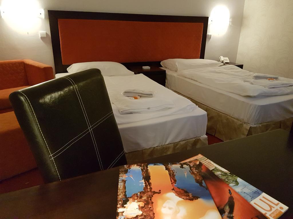 Hotel Nivy Bratislava Buitenkant foto